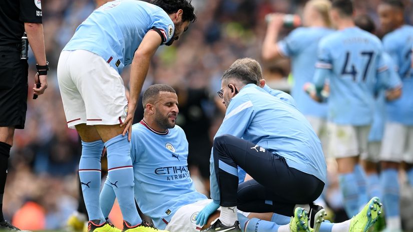  Kyle Walker receives medical attention during the Manchester derby (©Michael Regan/Getty Images)