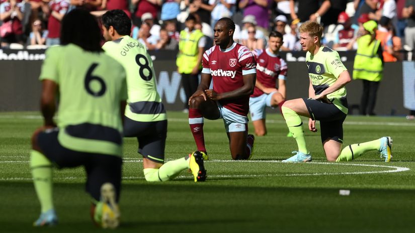 Kevin De Bruyne of Manchester City and Michail Antonio of West Ham United take a knee against discrimination prior to the Premier League match between West Ham United and Manchester City at London Stadium on August 07, 2022 in London, England. (©Mike Hewitt/Getty Images)