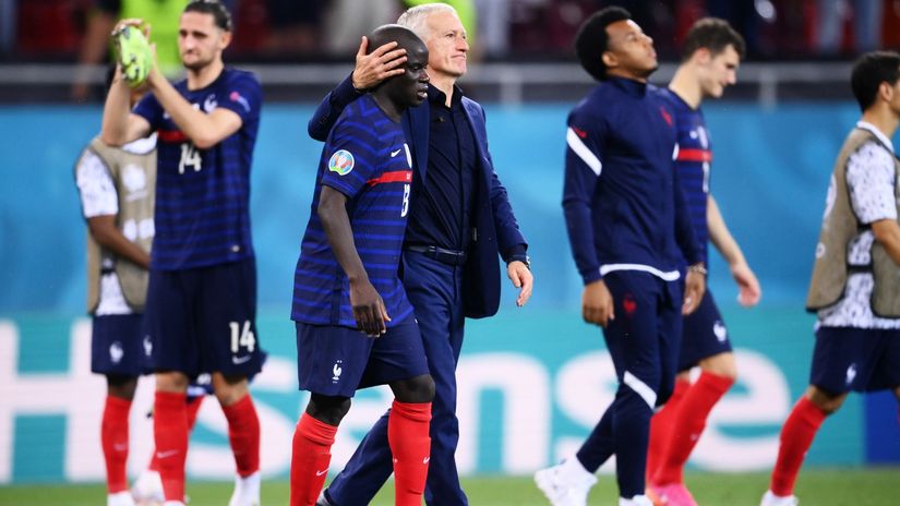 Didier Deschamps consolates Ngolo Kante (©Daniel Mihailescu - Pool/Getty Images)