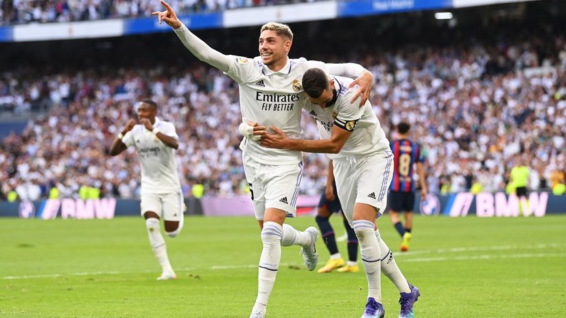 Valverde and Benzema celebrate the former's goal for 2-0 (©David Ramos/Getty Images)