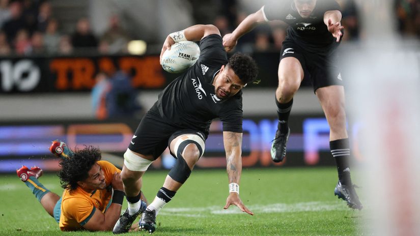 New Zealand’s Ardie Savea evades a tackle during the rugby test match between New Zealand and Australia © AFP