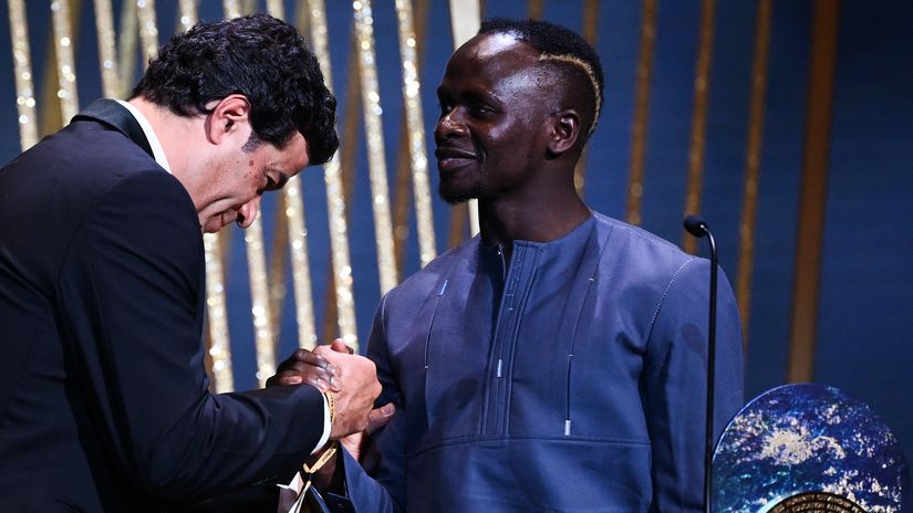 Sadio Mane receiving the accolade from Socrates' brother Rai (©AFP)