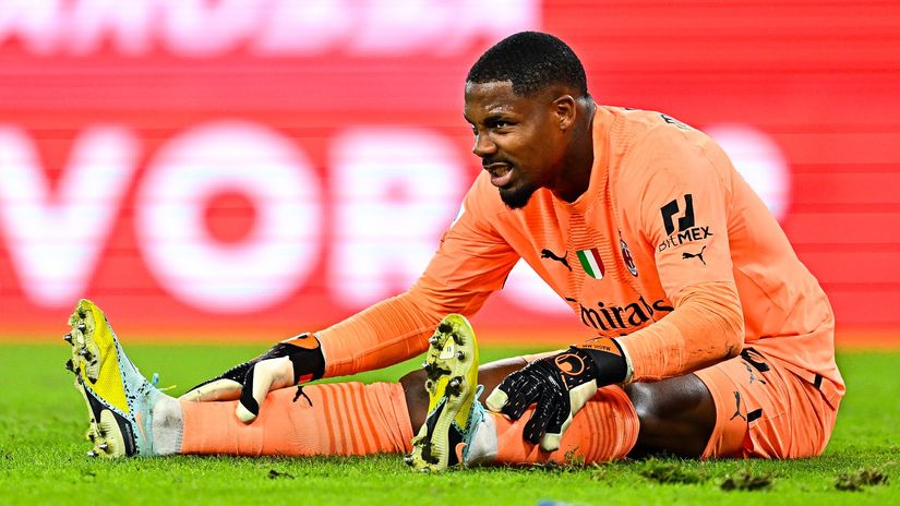 Mike Maignan lies on the pitch after suffering an injury (©Simone Arveda/Getty Images)