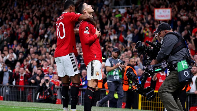Cristiano celebrates with Rashford (©)