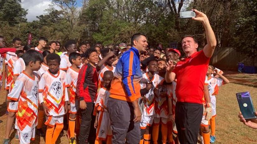 Vladmir Smicer poses for a selfie with part of the trainees © Nation 