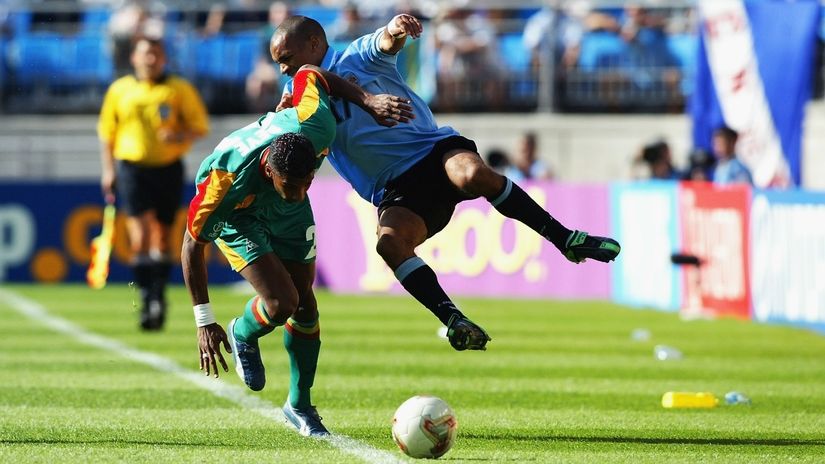 Beye in action for Senegal against Uruguay during the 2002 FIFA World Cup (©Ben Radford/Getty Images)