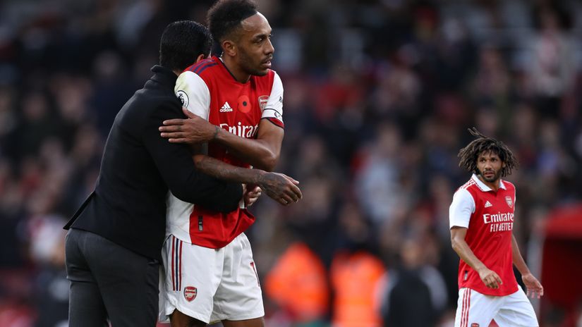 Arteta holding Auba, with Elneny in the back (©Getty images sport)