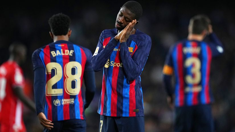 Dembele celebrates with Pique in the back (©Alex Caparros/Getty Images)