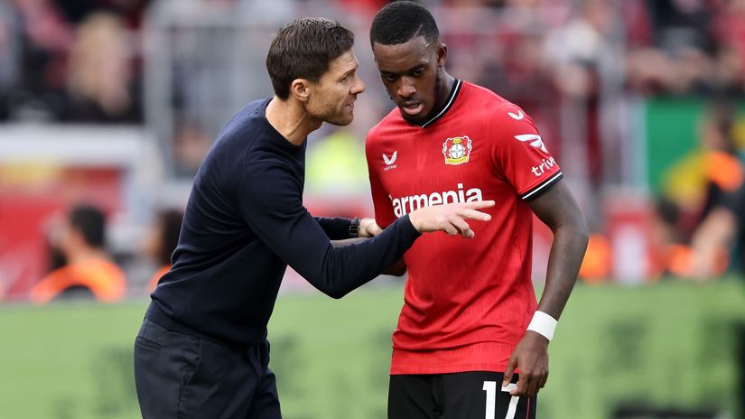 Xabi Alonso speaks with Callum Hudson-Odoi of Bayer Leverkusen (©Christof Koepsel/Getty Images)