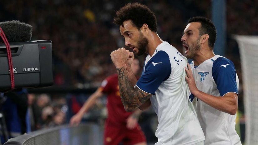 Felipe Anderson scores the winner and celebrates with Pedro (©Paolo Bruno/Getty Images)