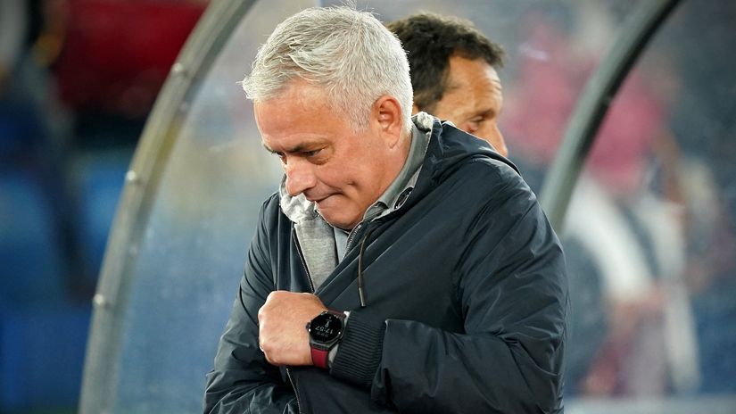 Mourinho: 'The other coaches just cry, cry, cry and I never do it'