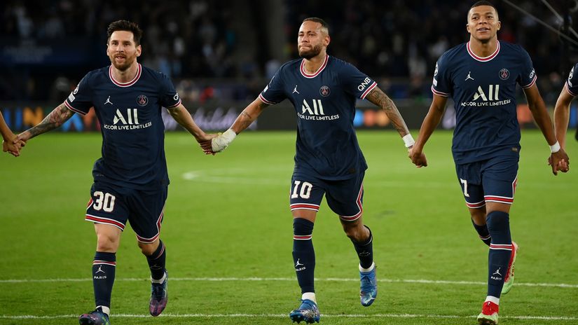Messi, Neymar and Mbappe holding hands (©Matthias Hangst/Getty Images)