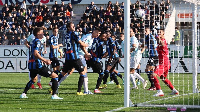 Dzeko burries a header past the Atalanta keeper and defenders (©Maurizio Lagana/Getty Images)