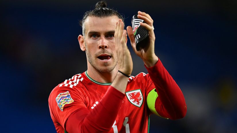 Gareth Bale salutes the fans after a Wels game (©Dan Mullan/Getty Images)