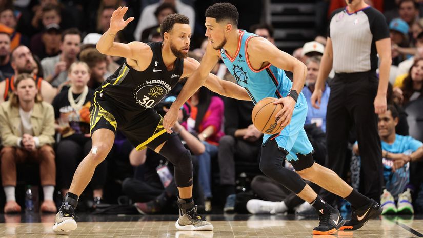 Steph Curry and Devin Booker (©AFP)