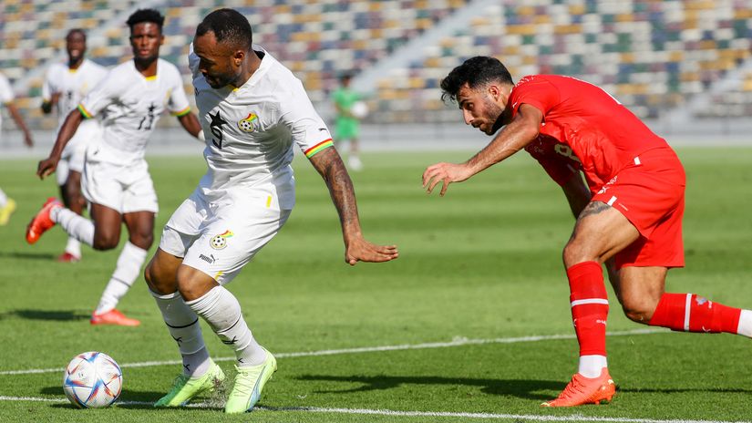 Jordan Ayew vies for the ball with Switzerland's defender Eray Comert (©AFP)