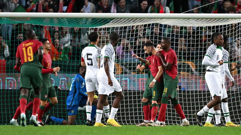 Bruno celebrates with his teammAFpates after scoring (©)