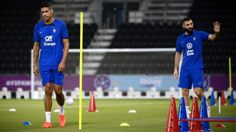Raphael Varane and Karim Benzema leaving the France training session early on Thursday (©AFP)