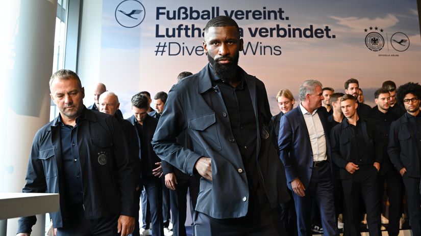 Rudiger, coach Hansi Flick and other players ahead of the flight to Qatar (©Arne Dedert - Pool/Getty Images)