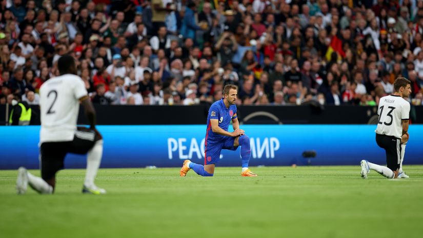 Kane and German players take the knee (© Alex Grimm/Getty Images)