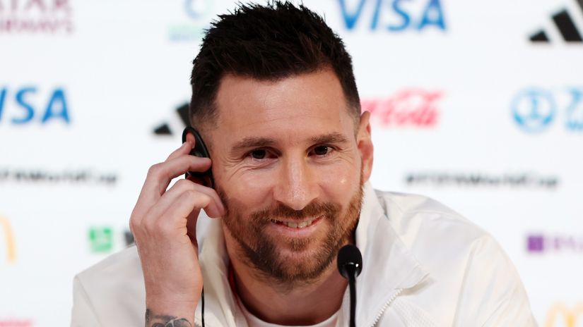 Lionel Messi smiling during a press conference (©Mohamed Farag/Getty Images)