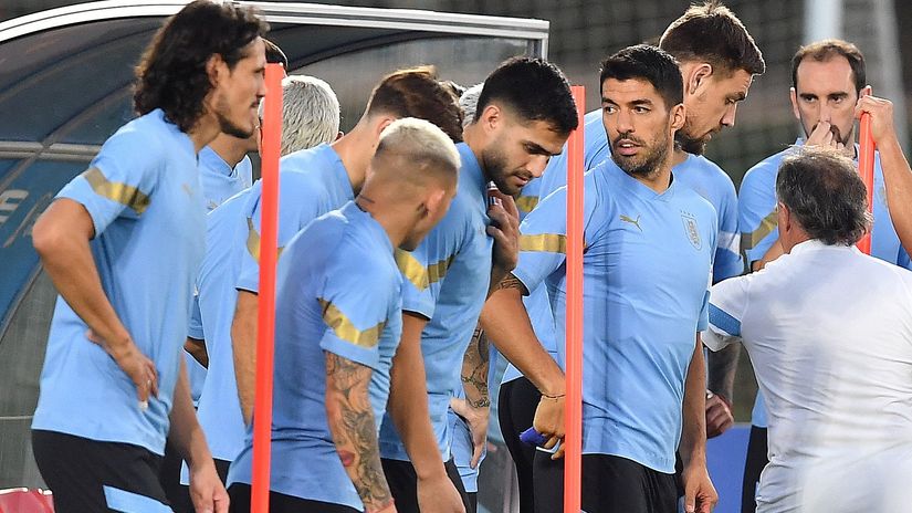 Uruguayans on their last practice ahead of the South Korea tie (©REUTERS/Jennifer Lorenzini)