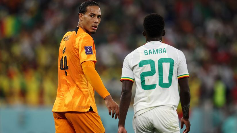 Van Dijk and Bamba during the Senegal-Netherlands tie (©Dean Mouhtaropoulos/Getty Images)