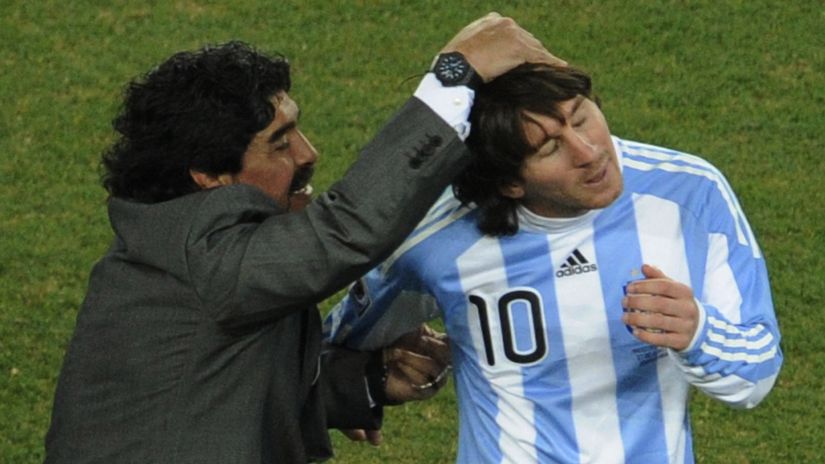 Maradona is still with them: Messi and his boys need the win (©AFP)