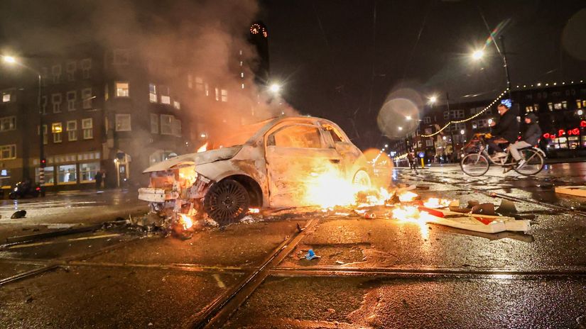 A car burns on the Mercatorplein on the sideline of the live broadcast of the Qatar 2022 World Cup Group F match between Belgium and Morocco, in Amsterdam (©AFP)