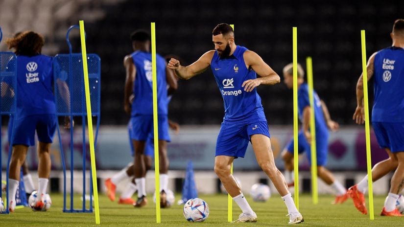 Benzema is not even in Qatar but appears in the match protocol? He can play, if he recovers...