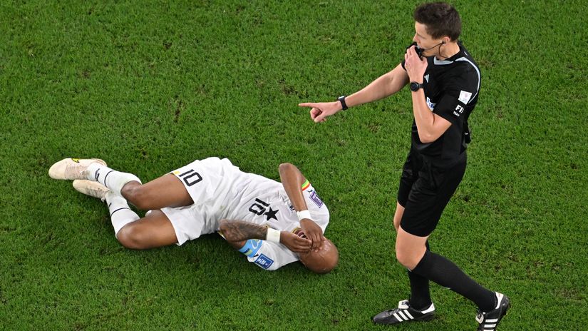 Ayew misses from the spot as Ghana, Uruguay crash out in dramatic Group H finish