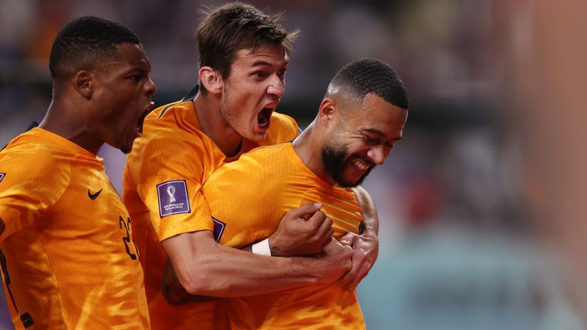 Depay celebrates with his teammates after scoring (©Julian Finney/Getty Images)