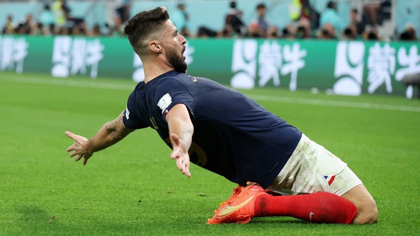 Giroud celebrates after scoring (©Alex Grimm/Getty Images)