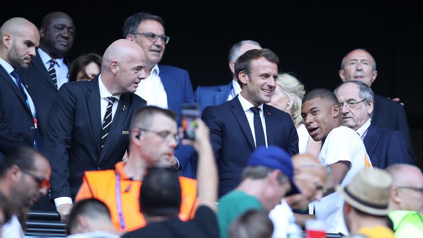 Macron with Mbappe and FIFA's president Gianni Infantino (©Alex Grimm/Getty Images)