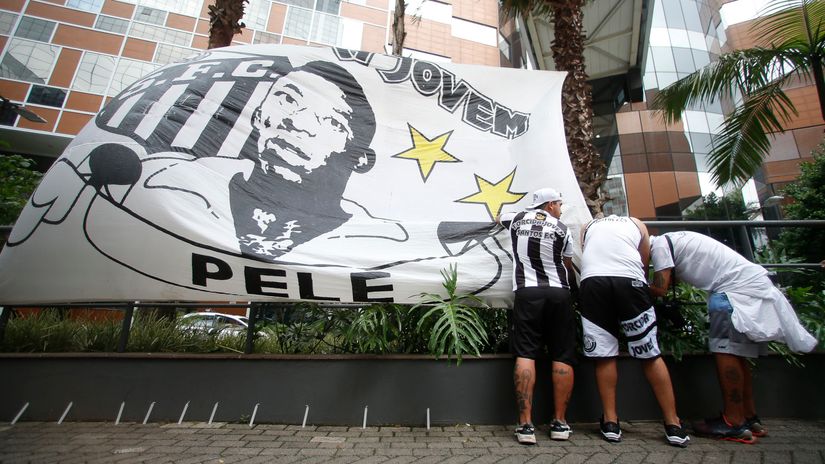 Young fans showing their support to the legendary footballer (©AFP)