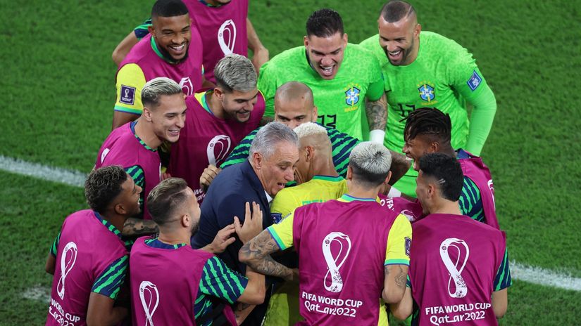 Tite dances with his players (©REUTERS/Pedro Nunes)
