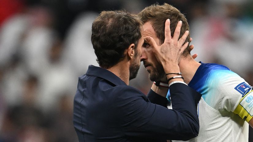 Gareth Southgate consoles Harry Kane after the final whistle (©AFP)