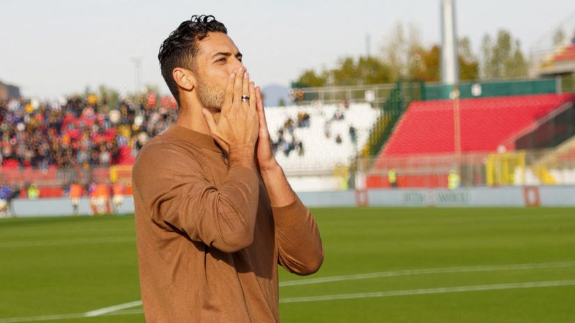 Pablo Marí greeting Monza fans before the Hellas Verona game in early November (©AFP)