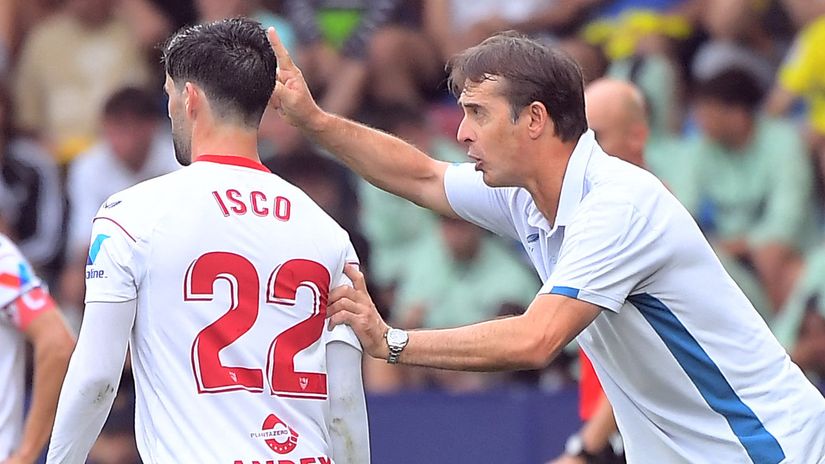 Isco and Julen Lopetegui (©AFP)
