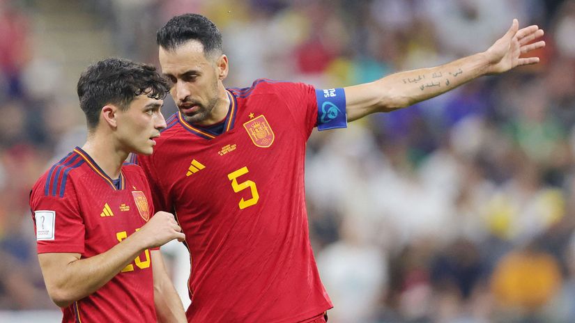 Passing on the baton to the new generation: Sergio Busquets with Pedri (©AFP)