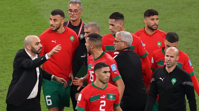 Regragui with his players after the match on Saturday (©Julian Finney/Getty Images)