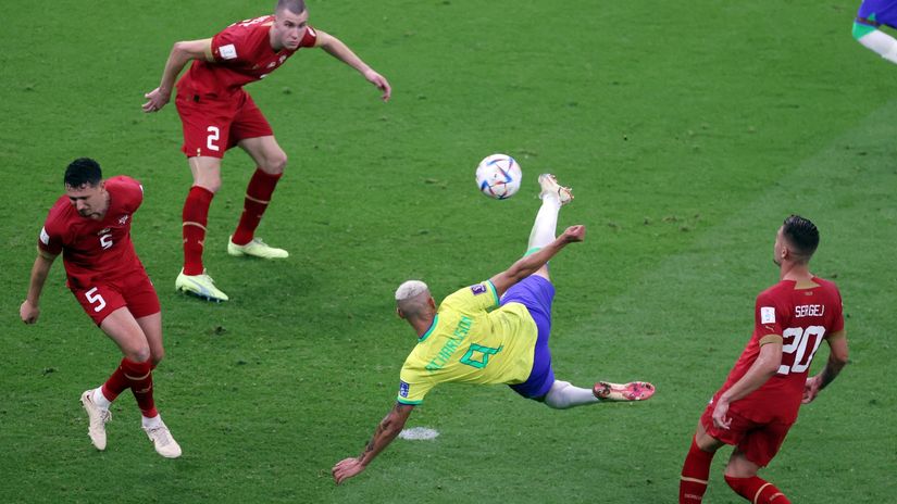 Richarlison launches the amazing volley surrounded by three Serbian players (©Michael Steele/Getty Images)