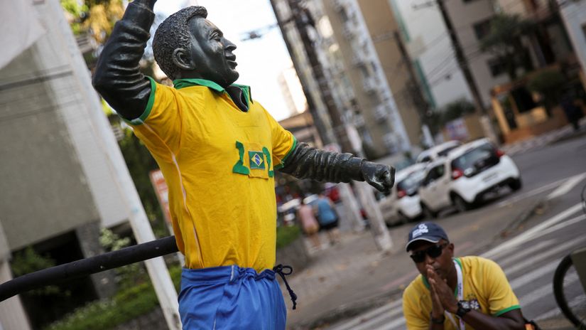 Pele's statue in Santos (©Gallo Images)