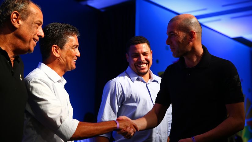 Zidane shakes hands with Bebeto, with Ronaldo in the back (© Clive Mason/Getty Images)