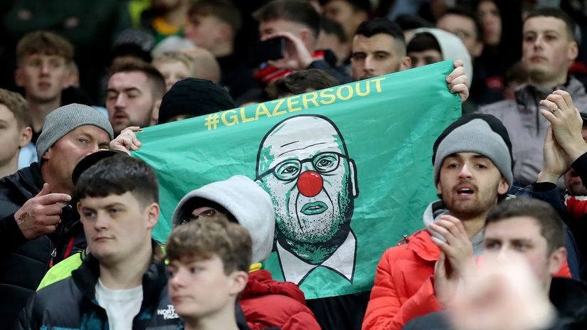 A detailed view of a #GlazersOut flag, featuring the face of Malcolm Glazer wearing a clown nose, prior to the Carabao Cup Fourth Round match between Manchester United and Burnley at Old Trafford on December 21 (©Jan Kruger/Getty Images)