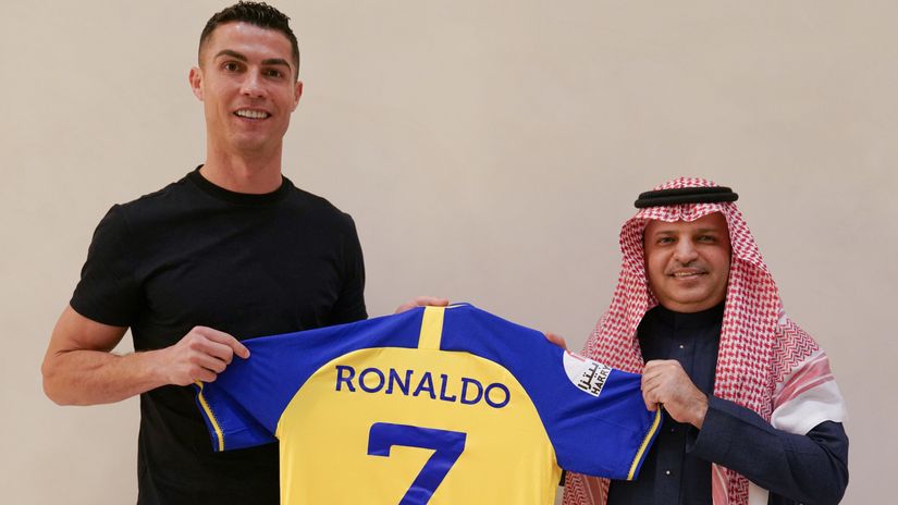DONE DEAL! Cristiano Ronaldo signs a two-year deal with Al-Nassr