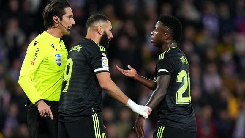 Vinicius Junior of Real Madrid talks with referee Jose Luis Munuera Montero as Karim Benzema attempts to break up the conversation during the LaLiga match between Real Valladolid and Real Madrid (©Angel Martinez/Getty Images)