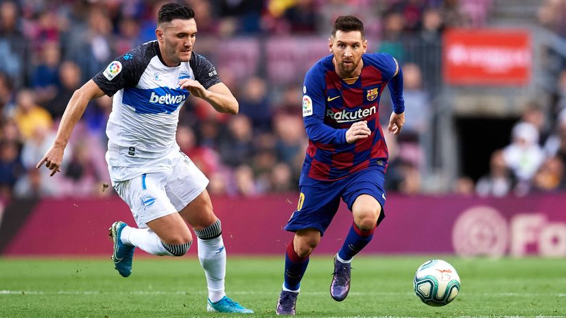 Lucas Perez in action against Messi back in 2019 (©Alex Caparros/Getty Images)