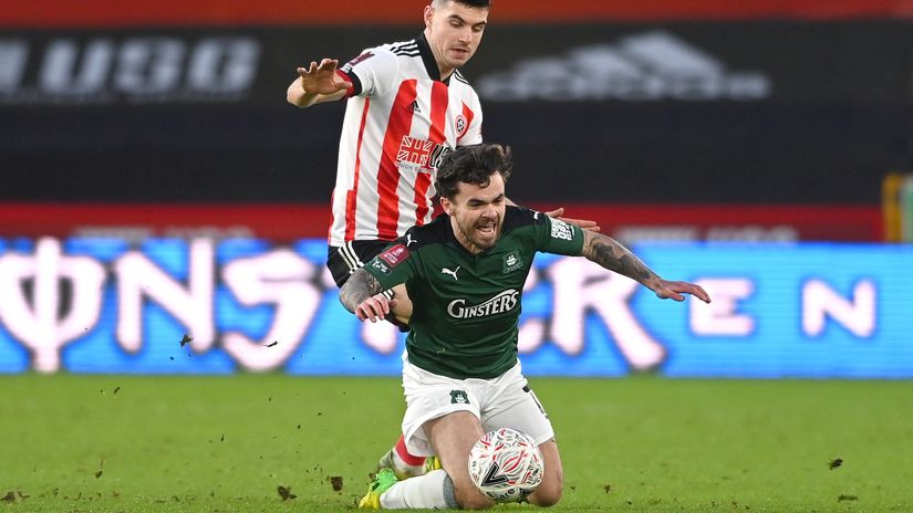 Telford (green shirt) in action (© Stu Forster/Getty Images)