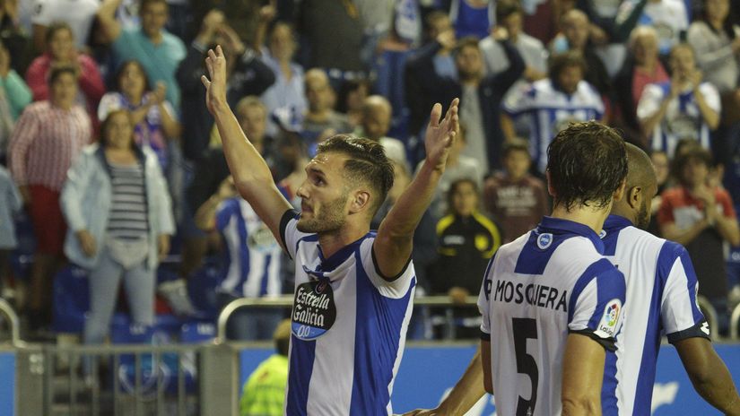 Lucas Perez celebrates in front of Deportivo fans (©M. Marras/ANADOLU AGENCY/Anadolu Agency via AFP)